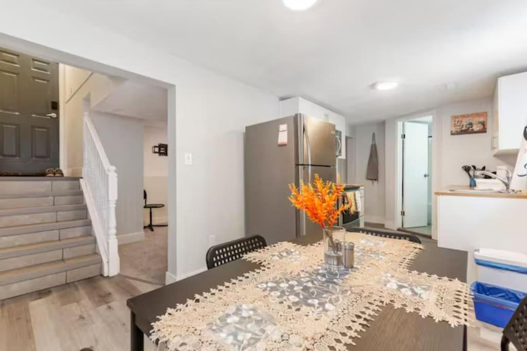 Cozy Furnished Room-4 Close To U Of A In - With Shared Spaces Homestay