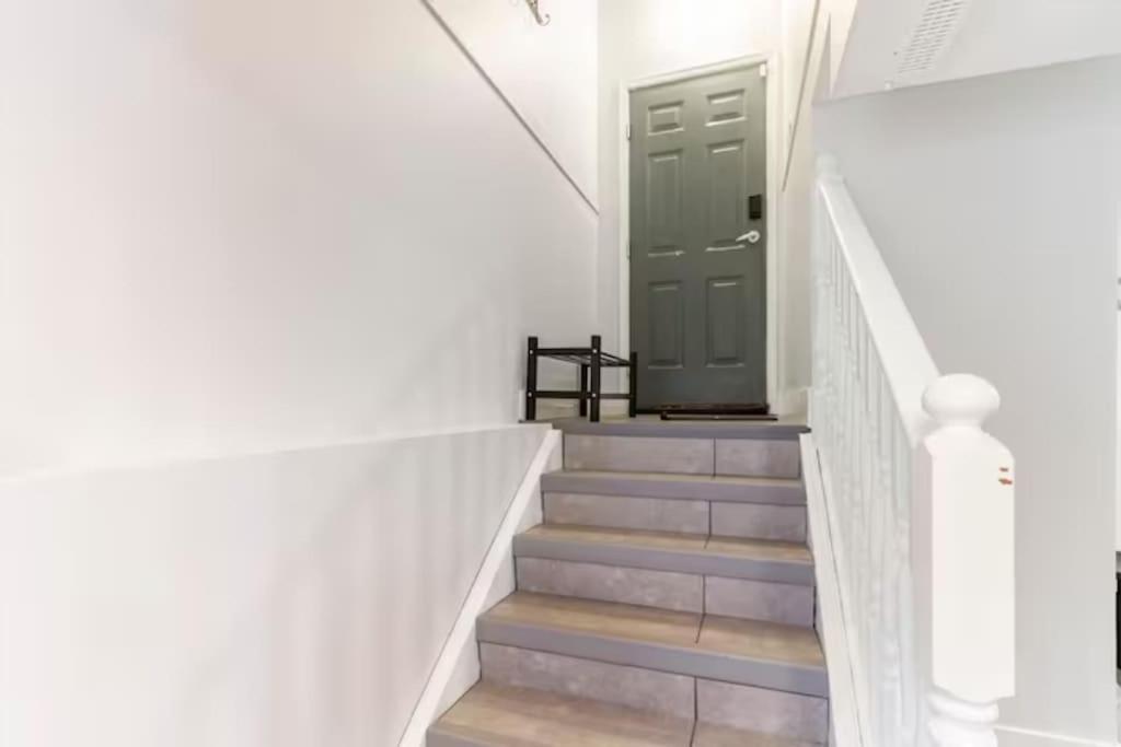 Homestay Cozy Furnished Room-4 Close To U Of A In - With Shared Spaces