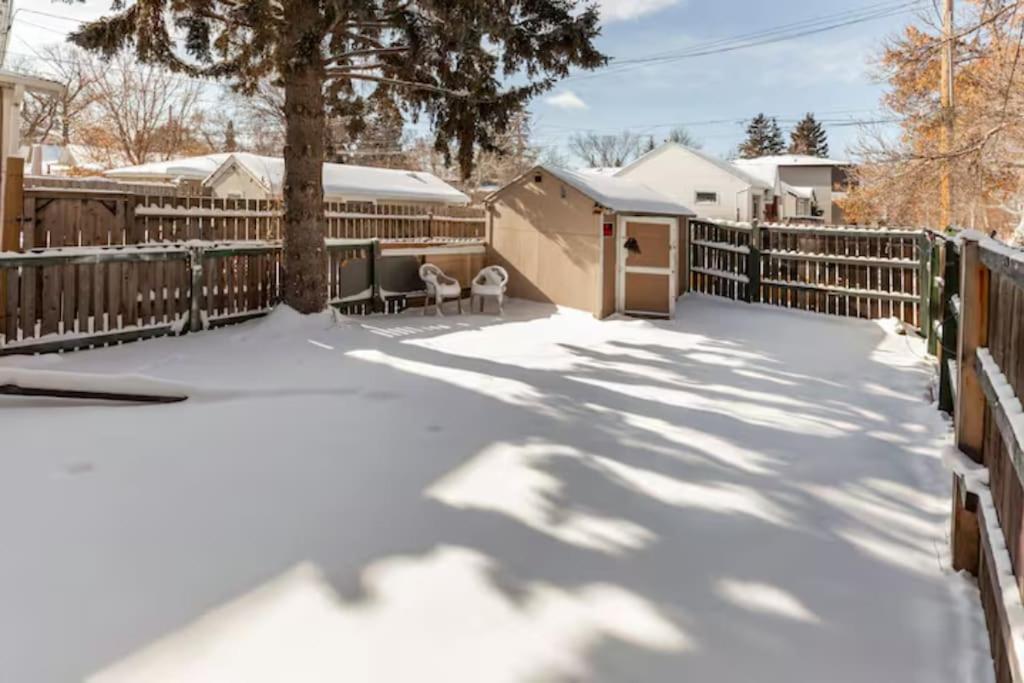 Cozy Furnished Room-4 Close To U Of A In - With Shared Spaces Homestay Edmonton