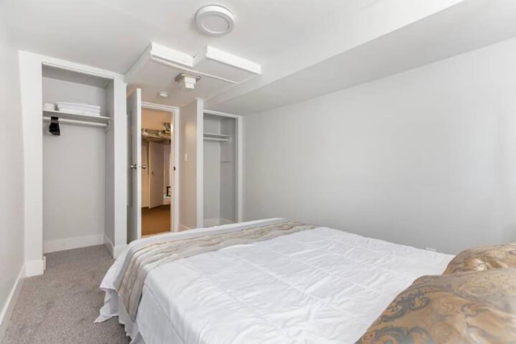Cozy Furnished Room-4 Close To U Of A In - With Shared Spaces Homestay Edmonton