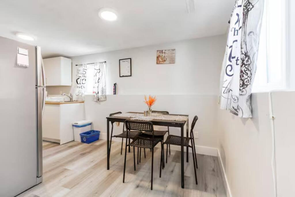 Cozy Furnished Room-4 Close To U Of A In - With Shared Spaces Homestay *
