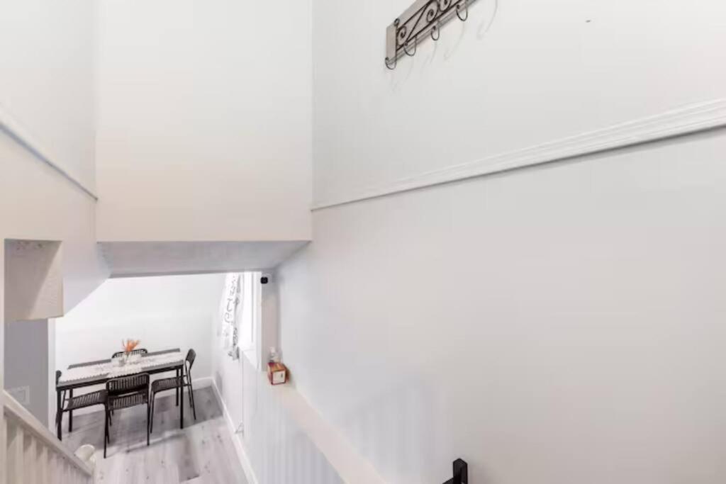 Cozy Furnished Room-4 Close To U Of A In - With Shared Spaces Homestay Edmonton