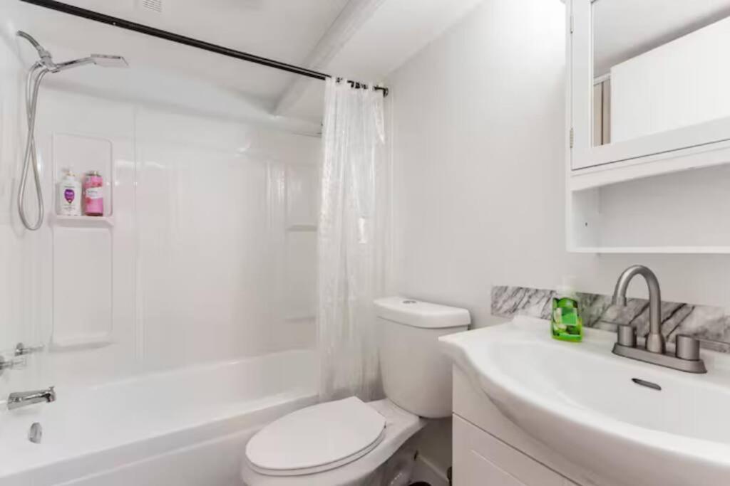 Cozy Furnished Room-4 Close To U Of A In - With Shared Spaces Homestay
