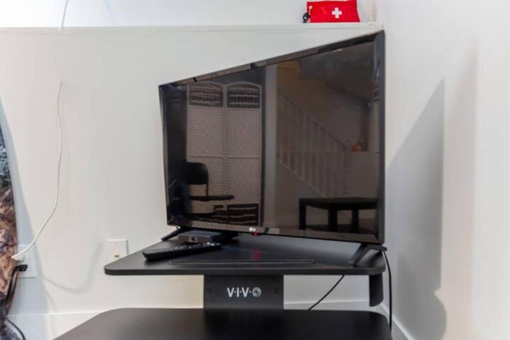 Cozy Furnished Room-4 Close To U Of A In - With Shared Spaces Homestay *