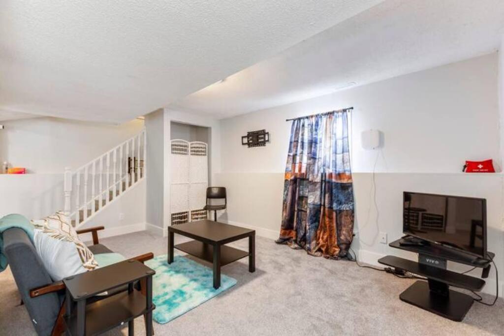 Homestay Cozy Furnished Room-4 Close To U Of A In - With Shared Spaces *