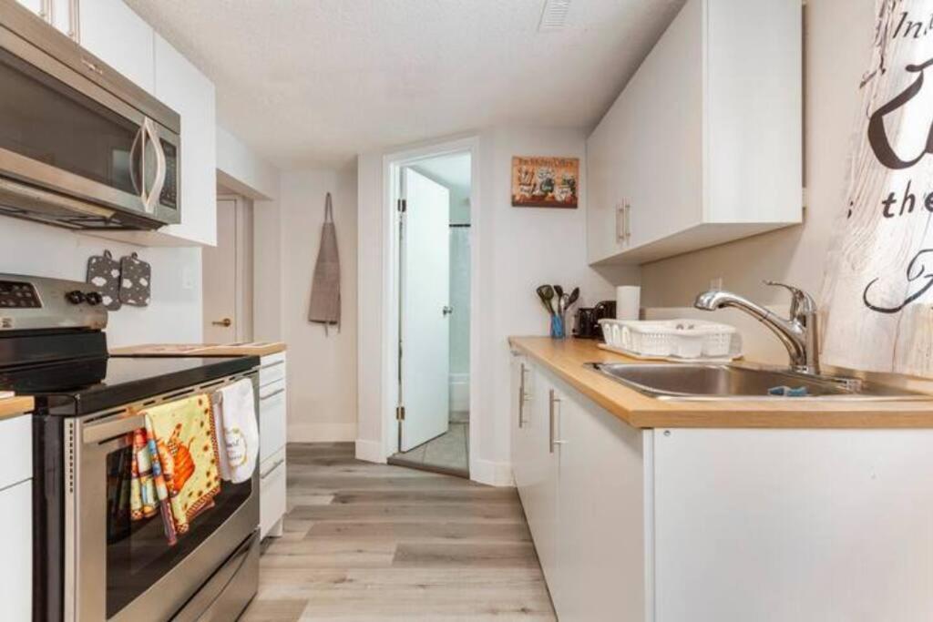 Cozy Furnished Room-4 Close To U Of A In - With Shared Spaces