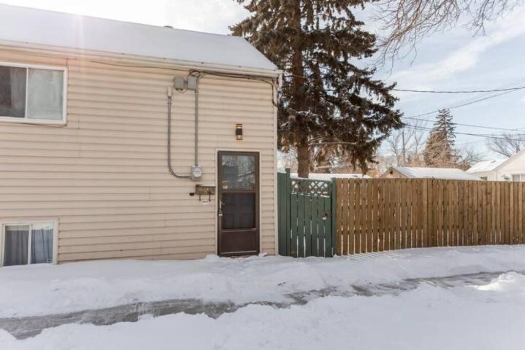 Homestay Cozy Furnished Room-4 Close To U Of A In - With Shared Spaces *