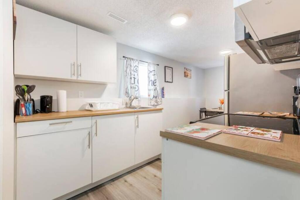 Cozy Furnished Room-4 Close To U Of A In - With Shared Spaces *