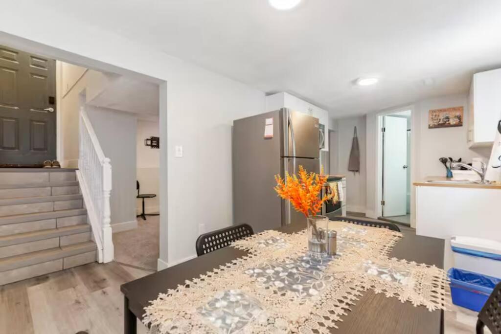 Cozy Furnished Room-4 Close To U Of A In - With Shared Spaces Homestay *