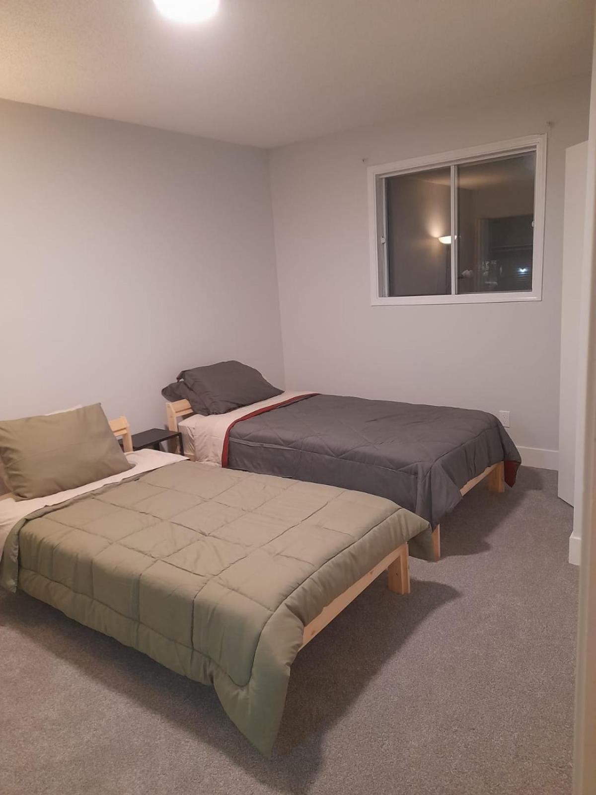 Cozy Furnished Room-4 Close To U Of A In - With Shared Spaces