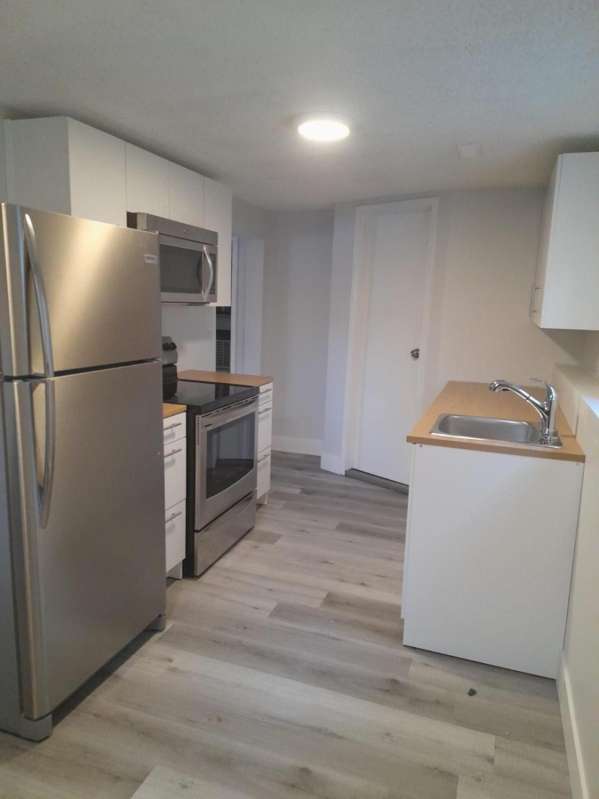 Homestay Cozy Furnished Room-4 Close To U Of A In - With Shared Spaces *