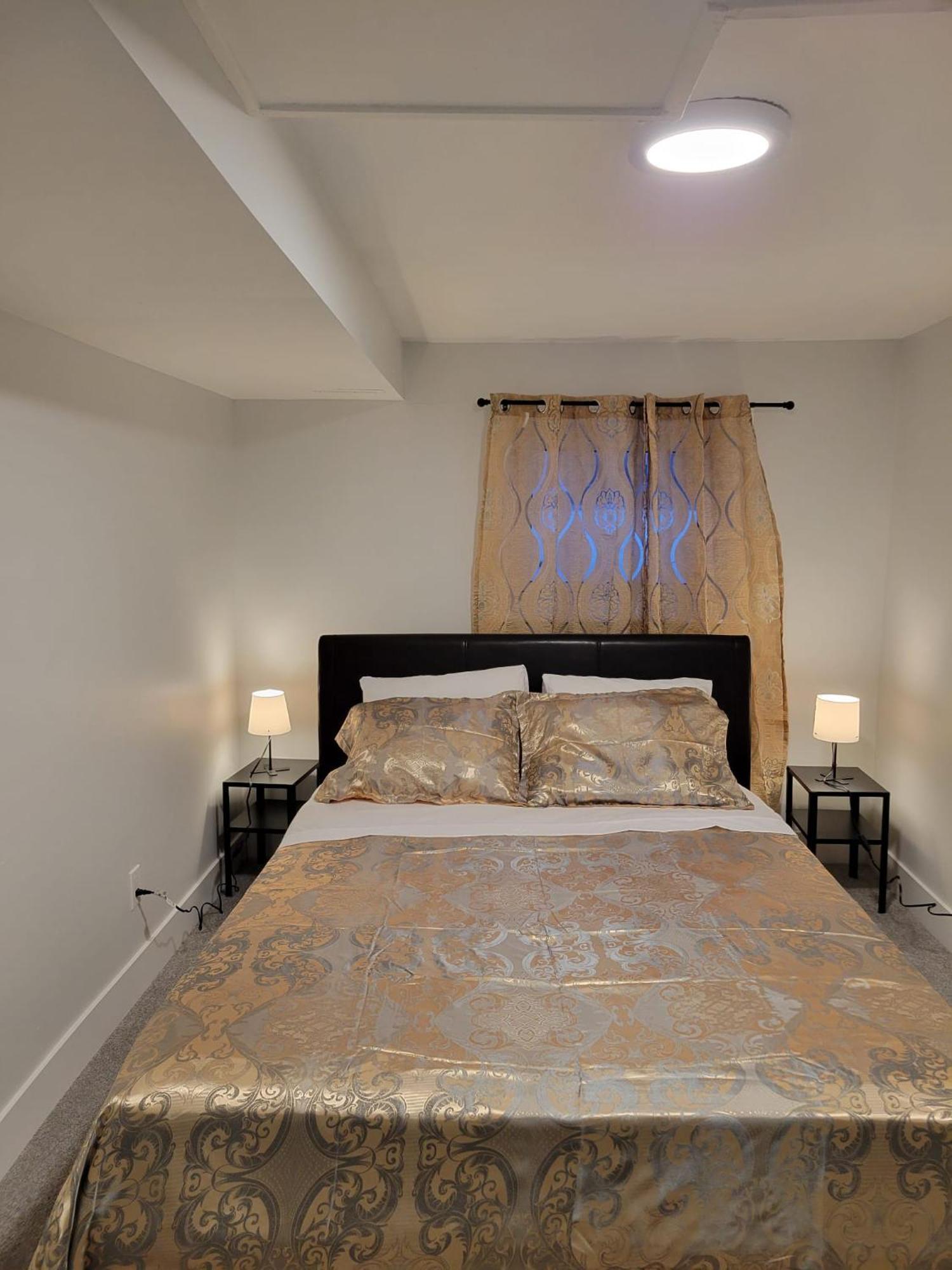 Cozy Furnished Room-4 Close To U Of A In - With Shared Spaces *