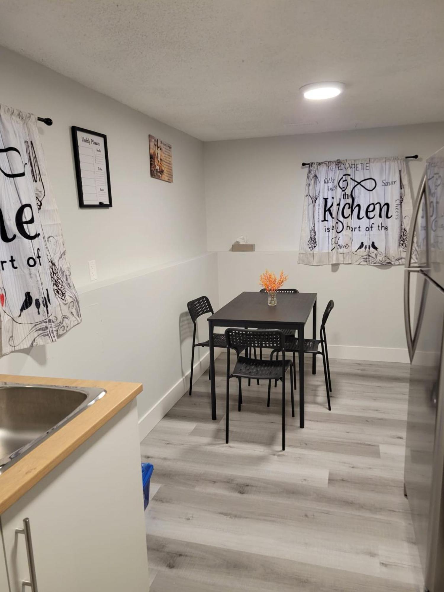 Cozy Furnished Room-4 Close To U Of A In - With Shared Spaces Edmonton