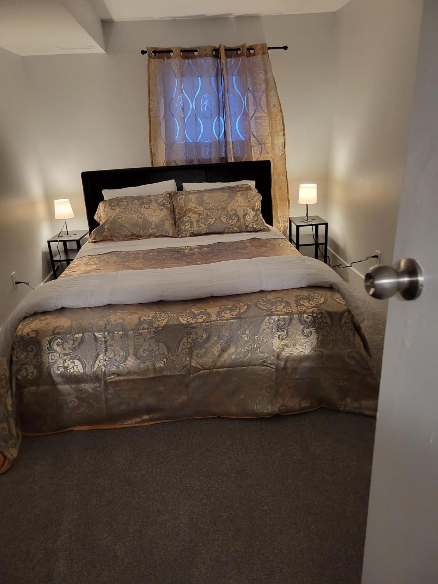 Cozy Furnished Room-4 Close To U Of A In - With Shared Spaces *